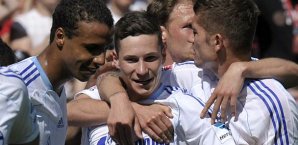 Die Schalker jubeln mit ihrem Torschützen Julian Draxler julian draxler, schalke 04