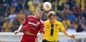 Koray Altinay (l.) und Sebastian Schuppan im Zweikampf Koray Altinay,Sebastian Schuppan,Jahn Regensburg,Dynamo Dresden