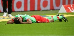Mathis Bolly liegt enttäuscht am Boden mathis bolly, fortuna düsseldorf