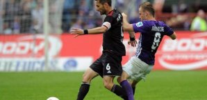 Stefan Leitl im Duell mit Mike Könnecke Stefan Leitl,Mike Könnecke,Aue,Ingolstadt