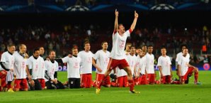 Thomas Müller führt den Bayern-Jubel nach dem Spiel an thomas müller, fc bayern münchen