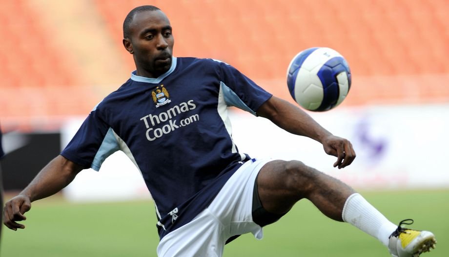 Darius Vassell erlitt durch eine selbst aufgestochene Blase eine Blutvergiftung