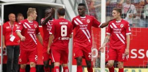 Boubacar Sanogo durfte sich nach drei Treffern von seinen Mannschaftskollegen feiern lassen Boubacar Sanogo, Energie Cottbus