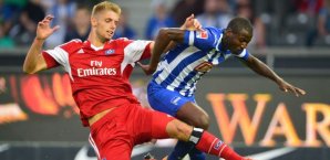 Adrian Ramos im Zweikampf mit Hamburgs Lasse Sobiech Adrian Ramos, Hertha BSC, Lasse Sobiech, Hamburger SV, HSV