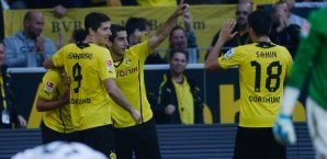 Die Dortmunder feiern die Tabellenführung bvb
