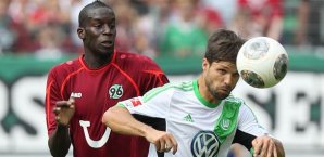 Diego schirmt den Ball vor Salif Sane ab diego,vfl,wolfsburg,hannover,96