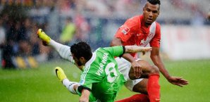 Eric-Maxim Choupo-Moting im Duell mit Wolfsburgs Vierinha Eric-Maxim Choupo-Moting, Mainz 05, Vierinha, VfL Wolfsburg