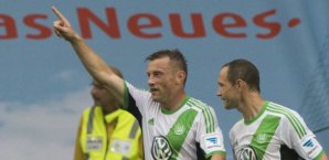 Ivica Olic lässt sich feiern. Er erzielte die Führung der Wölfe Ivica OIic,Jan Pola,VfL Wolfsburg