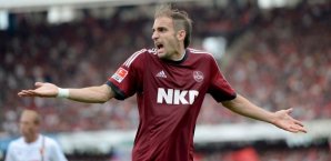 Javier Pinola war mit einem Platzverweis nicht so ganz einverstanden Javier Pinola,1. FC Nürnberg