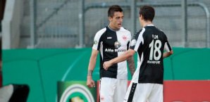 Frankfurts neuer Stürmer Joselu feiert sein 1:0 mit Teamkollege Johannes Flum Joselu,Johannes Flum