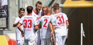 Die Kölner Spieler feiern mit dem Doppeltorschützen Risse Marcel Risse, 1. FC Köln