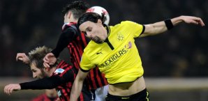 Neven Subotic im Kopfballduell mit zwei Frankfurtern neven subotic