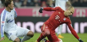 Arjen Robben im Zweikampf mit Benedikt Höwedes fc,bayern,münchen,schalke,04,bayern,höwedes