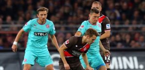 Christopher Buchtmann vom FC St. Pauli wird von zwei Düsseldorfern bedrängt. Fortuna Düsseldorf, FC St Pauli, Christopher Buchtmann, Stefan Reisinger, Oliver Fink