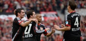 Bayer Leverkusen bejubelt den Treffer von Sam Sam