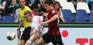 Sebastien Pocognoli im Duell mit Andre Hahn Sebastien,Pocognoli,andre,hahn,hannover,96,fc,augsburg
