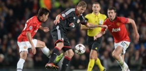 Shinji Kagawa im Duell mit Stefan Kießling Shinji Kagawa, Manchester United, Stefan Kießling, Bayer Leverkusen