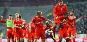 Fortuna-Spieler jubeln über ihren etwas glücklichen Sieg Fortuna Düsseldorf