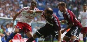 Maxi Beister im Duell mit Javier Pinola und Alexander Esswein HSV,Beister,Nürnberg
