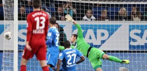 Der Ball flog durch das Außennetz ins Tor Leverkusen