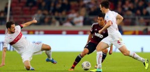 Makoto Hasebe geht an Christian Gentner vorbei makoto hasebe, christian gentner, 1. fc nürnberg, vfb stuttgart