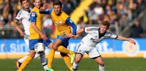 Marco Caligiuri und Max Meyer im Kampf um den Ball Marco Caligiuri, Eintracht Braunschweig, Max Meyer, FC Schalke 04