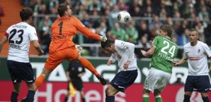 Freiburgs Keeper Oliver Baumann ist vor Werder-Stürmer Nils Petersen am Ball Oliver Baumann, SC Freiburg, Nils Petersen, Werder Bremen