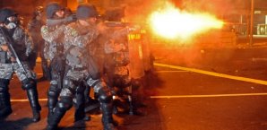 Kurz vor dem Beginn des Finales beim Confed Cup prallten Polizei und Demonstranten aufeinander WM 2014,Polizei,Brasilien