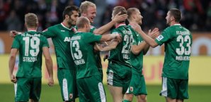 Andre Hahn wird von seinen Augsburger Teamkollegen für seine zwei Treffer bejubelt Andre Hahn