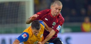 Wenig ansehnlic, aber hart umkämpft war das Derby in Hannover. Andreasen,Boland