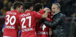 Torschütze Gelson Fernandes wird von seinen Kollegen bejubelt Gelson Fernandes,SC Freiburg,Eintracht Braunschweig