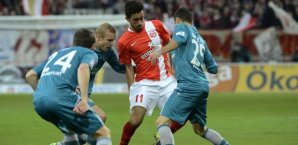 Yunus Malli wird von Sebastian Rode und Tranquillo Barnetta attackiert Yunus Malli, FSV Mainz 05, Sebastian Rode, Tranquillo Barnetta, Eintracht Frankfurt