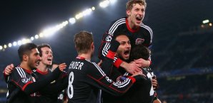 Bayer Leverkusen feiert Siegtorschütze Ömer Toprak Bayer Leverkusen,Champions-League