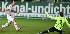 Erwin Hoffer ließ Tobias Sippel und dem 1. FC Kaiserslautern keine Chance Erwin Hoffer,Fortuna Düsseldorf,2. Bundesliga