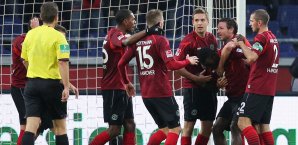 Hannover 96 feiert seinen Torschützen Mame Diouf Hannover 96
