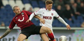 Leon Andreasen im Duell mit Mike Frantz leaon,andreasen,hannover,96,mike,frantz,1.fc,nürnberg