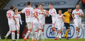 Patrick Helmes holt sich die Glückwünsche seiner Mitspieler ab patrick helmes, 1. fc köln
