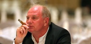 Uli Hoeneß kann sich genüsslich eine anstecken Uli Hoeneß