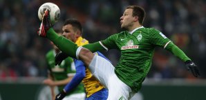 Philipp Bargfrede streckt sich nach dem Ball philipp bargfrede, werder bremen