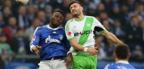 Chinedu Obasi und Daniel Caligiuri im Duell Chinedu Obasi,Daniel Caligiuri