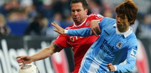 Christian Weber und Yuya Osako im Duell Christian Weber,Yuya Osako