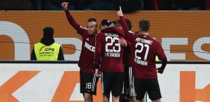 Torschütze Drmic wird bejubelt Drmic