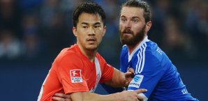 Shinji Okazaki im Duell mit Tim Hoogland Shinji Okazaki,Tim Hoogland