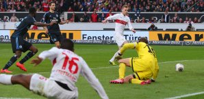 Alexandru Maxim (2.v.r) brachte den VfB im Abstiegskrimi auf die Siegerstraße Alexandru Maxim