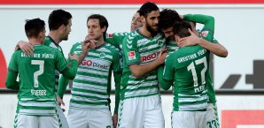 Ilir Azemi (2. v. r.) feiert mit seinen Teamkollegen Greuther Fürth