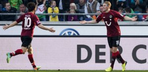 Artjoms Rudnevs (r.) schoss für Hannover 96 das 1:1 gegen Bayer Leverkusen Hannover 96, Bayer Leverkusen, Artjoms Rudnevs