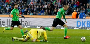 Jan Schlaudraff umkurvt Hertha-Keeper Kraft und vollendet zum 2:0 für Hannover Jan Schlaudraff, Thomas Kraft