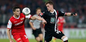 Lauterns Simon Zoller (r.) gegen Fabian Schönheim 1. FC kaiserslautern