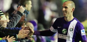 Filip Luksik konnte nach dem Spiel mit den Fans über den so gut wie sicheren Klassenerhalt jubeln Erzgebirge Aue