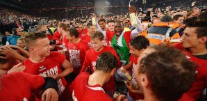 Die Mannschaft des FC Köln versank nach Apfiff im Zuschauer-Meer FC Köln
